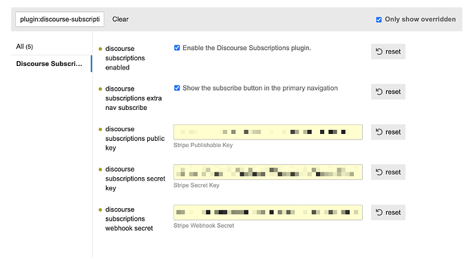 Questa immagine mostra le impostazioni di configurazione per il plugin Discourse Subscriptions, che includono opzioni per abilitare il plugin, visualizzare un pulsante Iscriviti nella navigazione e fornire chiavi API di Stripe e un segreto webhook per l'elaborazione dei pagamenti. (Didascalia generata dall'AI)