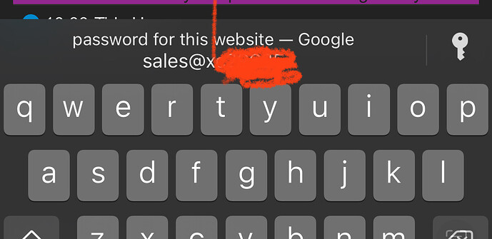 Un primo piano di una tastiera virtuale su schermo mostra le lettere 'q' a 'p' e 'a' a 'l', con una sfocatura rossa che oscura una sezione dello schermo sopra di essa, accanto a una query di ricerca di Google che chiede una password. (Sottotitolato dall'IA)