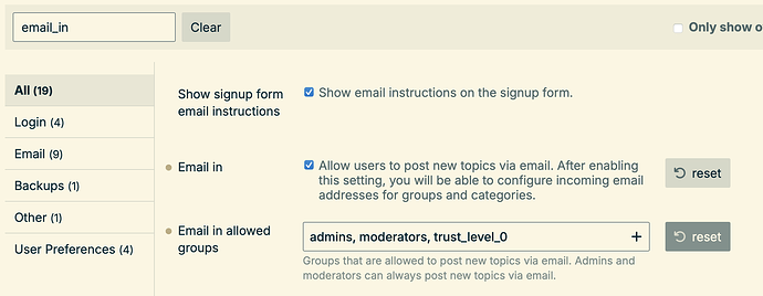 A imagem mostra uma página de configurações para configurar recursos de e-mail, com opções como "Mostrar instruções de e-mail do formulário de inscrição" e "Grupos permitidos por e-mail" para o gerenciamento de novas postagens via e-mail. (Legenda por IA)