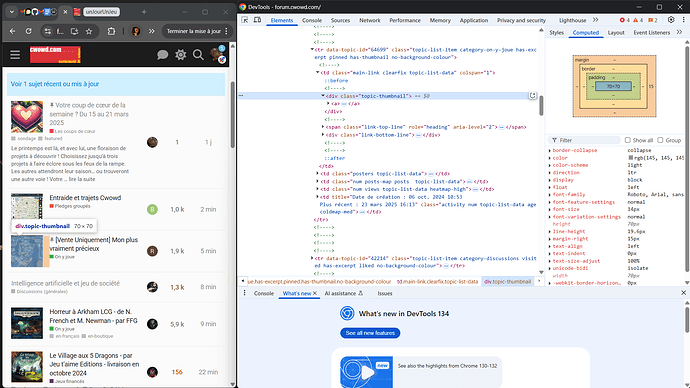 La imagen muestra una configuración de doble pantalla: la pantalla izquierda muestra un sitio web de noticias en francés en el navegador Chrome, y la pantalla derecha muestra un editor de código en línea con código JavaScript, probablemente implementando funcionalidad de filtrado o búsqueda de texto. (Subtitulado por IA)