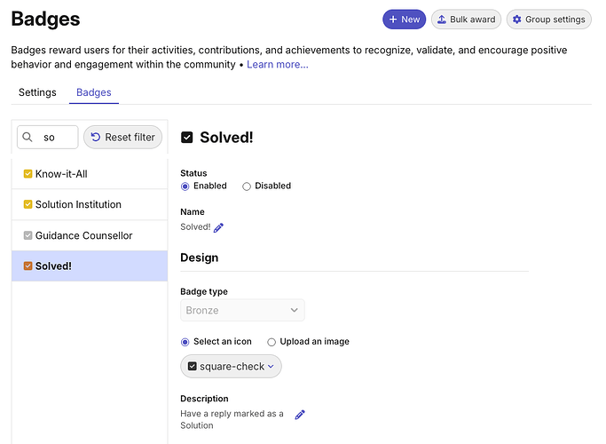 Les quatre badges Discourse Solved, attribués aux membres qui publient des réponses marquées comme solution à la question d’un autre membre.