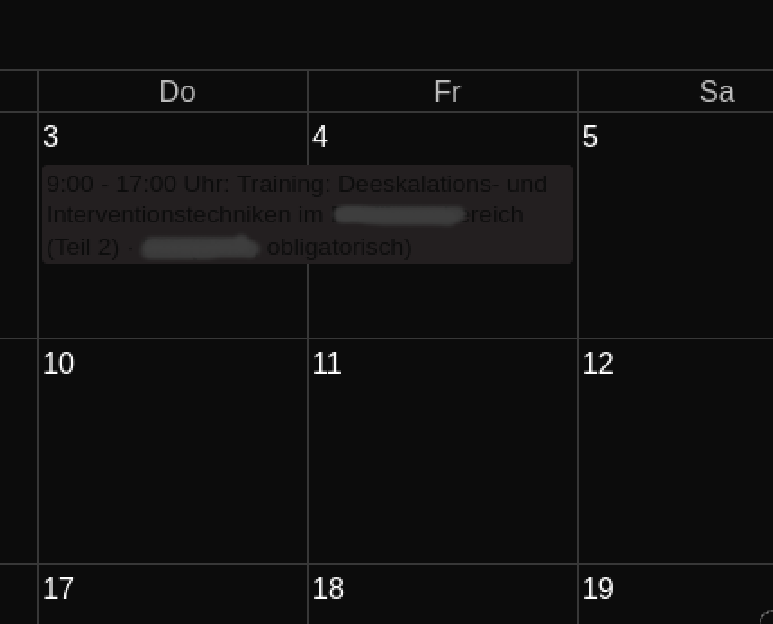 Un primer plano de un calendario muestra un evento con un color de fuente oscuro ilegible sobre un fondo oscuro