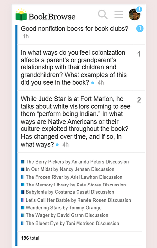 Das Bild zeigt eine Teilmenge von „BookBrowse“-Clubempfehlungen mit Buchtiteln und Diskussionen unter verschiedenen Kategorien wie Providence Law Discussions und Büchern über Kolonialisierung und kulturelle Ausbeutung. (Beschriftet von KI)