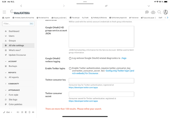 A imagem é uma captura de tela de uma interface de administração web, especificamente mostrando as configurações de autenticação do Google OAuth2 e Twitter em Meta/Katiska, com opções para habilitar login em destaque e revelar detalhes específicos da chave e segredo do consumidor do Twitter. (Legenda por IA)