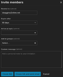 A imagem mostra uma interface de Convidar membros com campos para restringir o acesso, especificar uma data de expiração, escolher um tópico, selecionar grupos, escrever uma mensagem personalizada e opções para criar um link ou enviar um e-mail. (Legenda por IA)