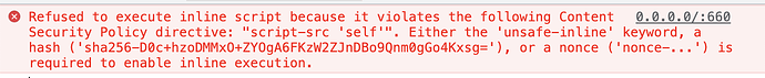 Eine rote Fehlermeldung in einem Webbrowser beschreibt eine Verletzung der Sicherheitspolice, die die Ausführung von Inline-Skripten verhindert und sich auf Direktiven und erforderliche Schlüsselwörter wie 'unsafe-inline' oder eine Nonce zur Aktivierung des Skripts bezieht. (Beschriftet von KI)