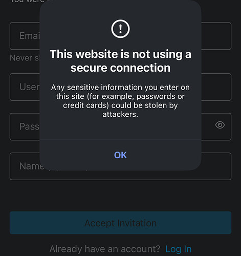Un messaggio di avviso visualizzato su un'interfaccia scura indica che il sito Web non utilizza una connessione sicura, esponendo potenzialmente informazioni sensibili come password e carte di credito agli aggressori. (Sottotitolato dall'IA)