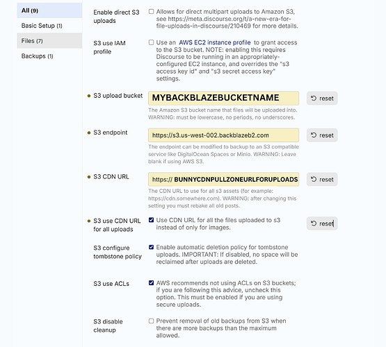 La imagen es una captura de pantalla de la configuración de administración del servidor para cargar archivos a Amazon S3, incluidas las opciones para emplear un bucket de carga S3 personalizado, establecer una URL de CDN S3, habilitar políticas de eliminación automática, recomendar el uso de ACL y evitar la limpieza de archivos de copia de seguridad. (Subtitulado por IA)