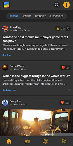 Una captura de pantalla de una plataforma de redes sociales que muestra publicaciones sobre juegos, arquitectura y viajes con una imagen de fondo de una persona sentada en la parte trasera de un vehículo al atardecer. (Subtitulado por IA)