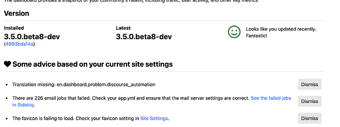 Ein Screenshot zeigt ein Software-Dashboard mit der zuletzt installierten Version, einem Smiley, der auf kürzliche Updates hinweist, und mehreren Benachrichtigungen bezüglich Website-Einstellungen und fehlgeschlagenen Aufträgen. (Beschriftet von KI)