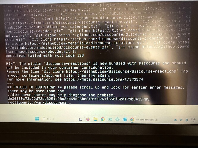 Una pantalla de computadora muestra una interfaz de línea de comandos ocupada llena de líneas de código, mensajes de error relacionados con comandos 'git clone' y una notificación de falla con respecto a un complemento de Discourse. (Subtitulado por IA)