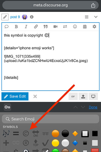 A imagem mostra uma captura de tela de um editor de texto em um navegador da web em um dispositivo móvel, com uma parte do texto destacada por uma seta vermelha apontando para um símbolo de copyright correspondente em um painel de seleção de emoji. (Legenda por IA)