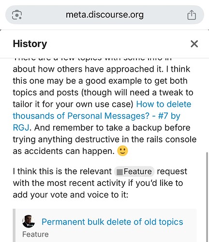 Ein Screenshot zeigt ein Diskussionsthema auf 'meta.discourse.org' über das Löschen Tausender persönlicher Nachrichten und Funktionen zum Massenlöschen alter Themen. (Beschriftet von KI)