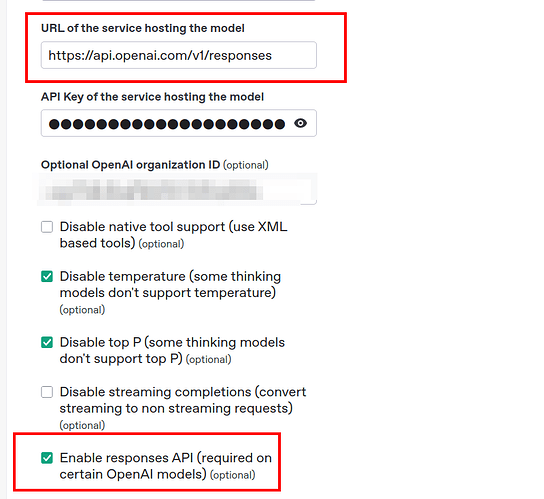 La imagen muestra la configuración para acceder al modelo de OpenAI a través de servicios, incluyendo una URL, clave API, ID de organización opcional y opciones para deshabilitar la temperatura, top P, streaming completions y navegación. También hay una nota sobre la habilitación de la API de respuestas. (Subtitulado por IA)