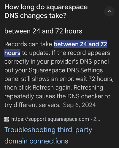 La captura de pantalla explica cuánto tiempo pueden tardar los cambios de DNS de Squarespace en surtir efecto y qué hacer si un error persiste. (Subtitulado por IA)