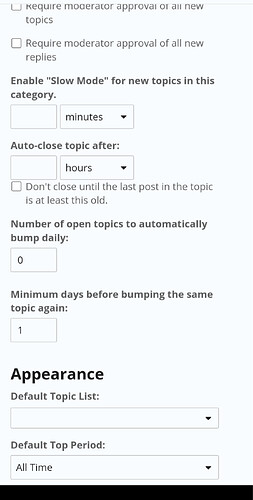 La imagen muestra varias configuraciones y opciones para moderar y controlar temas nuevos, respuestas y el cierre o impulso automático de temas en un foro en línea o plataforma comunitaria. (Subtitulado por IA)