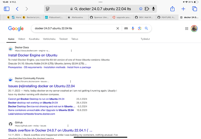 La page affiche une page de recherche Google montrant divers résultats et forums liés à l'installation de Docker Engine sur Ubuntu 22.04, y compris des instructions de Docker Docs et des publications de forums communautaires. (Légendé par l'IA)