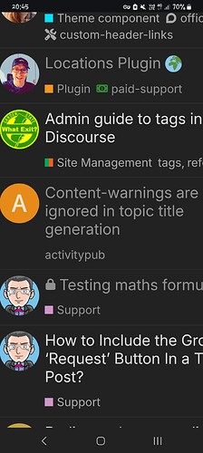 La imagen muestra una lista de notificaciones de una aplicación de chat en un dispositivo móvil, con iconos, texto y colores para diferentes problemas, que incluyen una "Guía de prueba para administradores sobre etiquetas en la guía del administrador", "Advertencias de contenido" y "Cómo incluir el botón 'Solicitar'". (Subtitulado por IA)