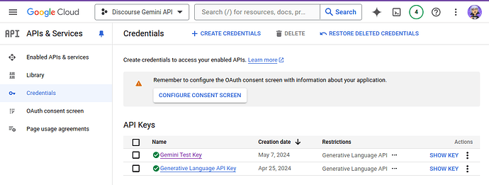 La imagen es una captura de pantalla del panel de Google Cloud Platform (GCP), que muestra la sección API y Servicios con las páginas de Puerta de enlace de API, Administración de API y Claves de API. (Subtitulado por IA)