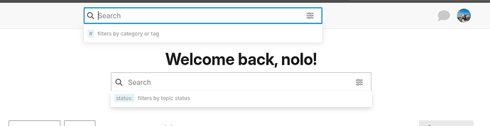 Das Bild zeigt eine Webseite mit einer Suchleiste und einer Nachricht, in der steht „Willkommen zurück, nolo!“ mit Platzhaltern darunter „Filter nach Kategorie oder Tag“ und „Filter nach Thema-Status“, zusammen mit einem runden Profilbild und einer Sprechblase auf der rechten Seite. (Beschriftet von KI)