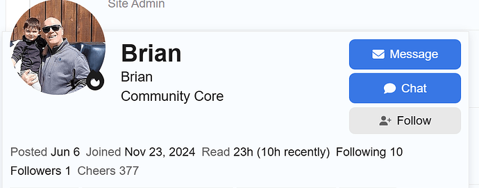 La imagen muestra una foto de perfil de un hombre calvo con gafas de sol y un niño pequeño, junto con información de perfil que indica el nombre 'Brian', el rol de 'Community Core' y varias opciones de interacción como 'Message', 'Chat' y 'Follow':. (Subtitulado por IA)