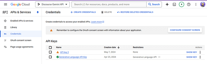 La imagen muestra una pantalla de ordenador con servicios de Google Cloud Platform, mostrando una página de configuración de la consola de API de Google con varias opciones y una nota sobre el consentimiento de OAuth. (Subtitulado por IA)