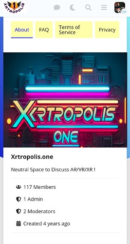 Dans l'image, il y a une publicité promotionnelle pour un service nommé "Xtropolis.one", qui semble être lié à la technologie de réalité virtuelle. L'annonce présente une gamme de lumières néon vibrantes et d'éléments futuristes, suggérant un thème technologique de pointe. (Légendé par l'IA)