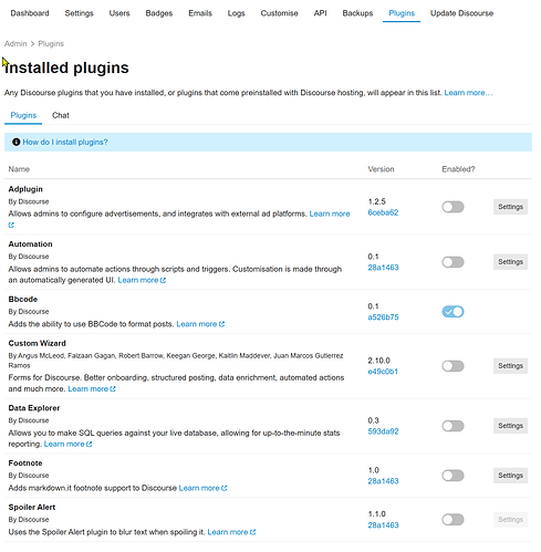 La imagen muestra una lista de plugins instalados para un foro de Discourse, incluyendo Adplugin, Automation, Bbcode, Custom Wizard, Data Explorer, Footnote y Spoiler Alert, con opciones para habilitar o deshabilitar cada plugin y acceder a la configuración. (Subtitulado por IA)