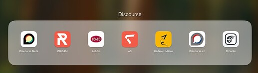 Das Bild zeigt eine Reihe von App-Symbolen, die mit der Discourse-Plattform verbunden sind, darunter Discourse Meta, ORIGAM, Le&Co, AS, Účitelé z Marsu, Discourse.cz und Crowdin, vor einem unscharfen natürlichen Hintergrund. (Beschriftet von KI)