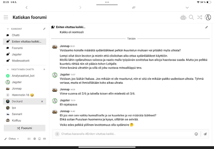 The image shows a forum page with a discussion in Finnish about reducing information overload for students. (Captioned by AI)