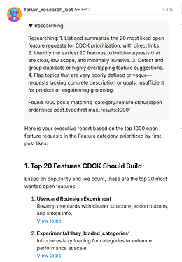 La imagen es una captura de pantalla de una respuesta programada de un bot, forum_research_bot, que resume las 20 solicitudes de funciones abiertas más populares para CDCK basadas en los hallazgos de la investigación. Destaca características como 'Usercard Redesign Experiment' y 'Experimental 'lazy_loaded_categories'' para su priorización, estructuradas en formato de informe ejecutivo. El estilo visual es... (Subtitulado por IA)
