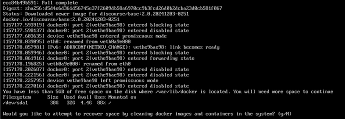 A imagem exibe uma interface de linha de comando de terminal mostrando atualizações do estado operacional e mensagens indicando espaço em disco insuficiente, juntamente com um prompt para limpar imagens e contêineres do Docker. (Legenda gerada por IA)