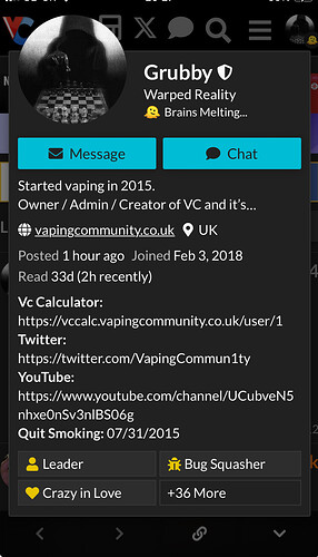 Un membro della comunità di vaping di nome Grubby, che ha iniziato a svapare nel 2015 e ha smesso di fumare nello stesso anno, è proprietario/amministratore della comunità e ha vari successi e link ai social media elencati. (Didascalia dell'IA)