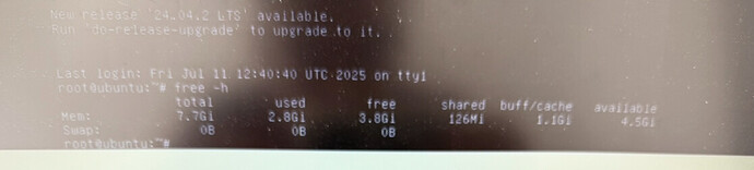 L'image affiche un écran noir avec du texte blanc montrant la sortie d'un terminal Linux, y compris des informations système, une notification de publication de logiciel et des détails sur l'utilisation de la mémoire. (Légendé par l'IA)