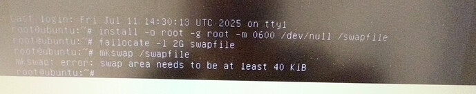Un écran d'ordinateur affiche un terminal Linux montrant des commandes exécutées pour créer un fichier d'échange, mais rencontrant une erreur indiquant que la zone d'échange est trop petite. (Légendé par l'IA)
