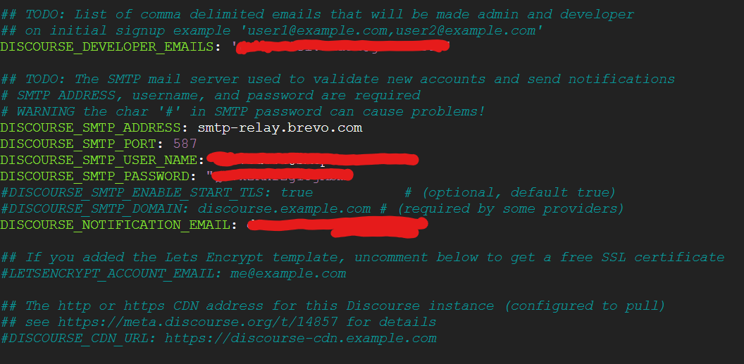 L'immagine mostra una sezione di configurazione con più variabili redatte relative all'invio di email e alla configurazione di un server SMTP per le notifiche dei commenti sulla piattaforma Discourse. (Didascalia dell'IA)