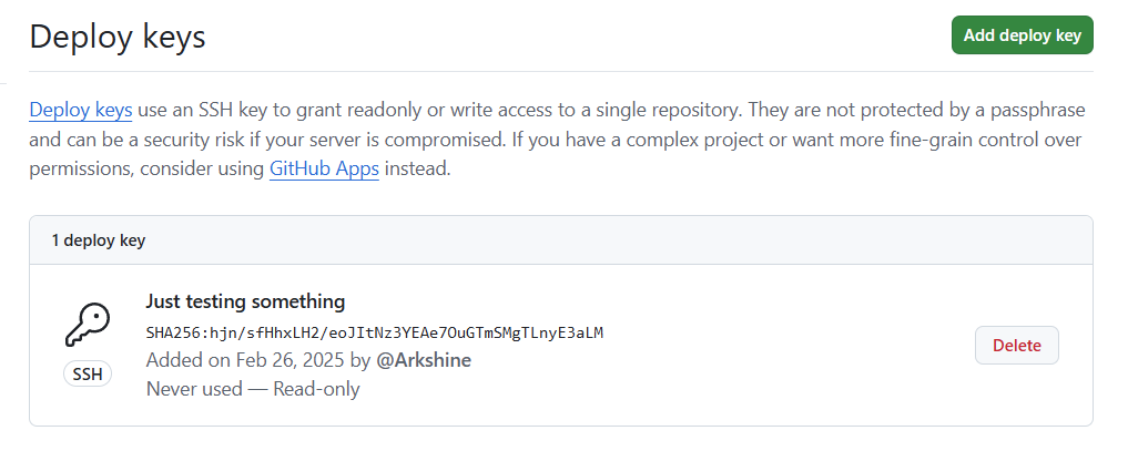 La imagen muestra la página de claves de implementación de un repositorio de GitHub, que explica el uso de claves SSH para acceso de lectura o escritura a un repositorio y los riesgos de seguridad asociados con ellas, así como un ejemplo de clave de implementación. (Subtitulado por IA)